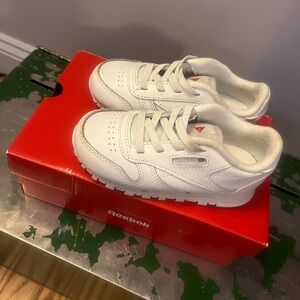 Toddlers size 8 classic white leather Reeboks